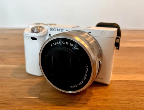 Sony Alpha 6000 Systemkamera Weiß , LCD Display, Full HD, High Speed Hybrid