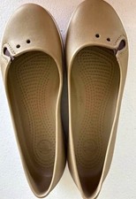 Crocs Women’s Beige Slip-On Flat Shoes Round Toe Rubber Upper Logo Size 7
