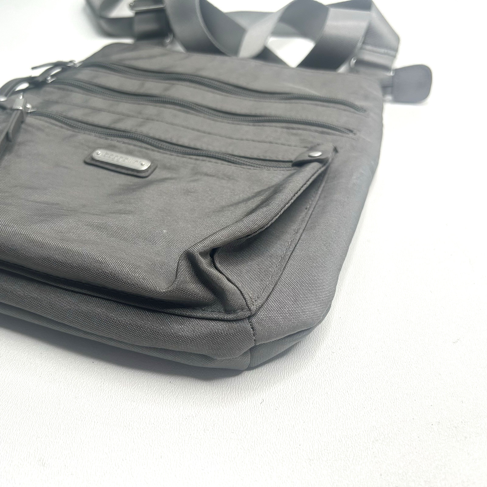 *Edgy BAGGALLINI Solid Silvery Gray Crossbody Tow… - image 4