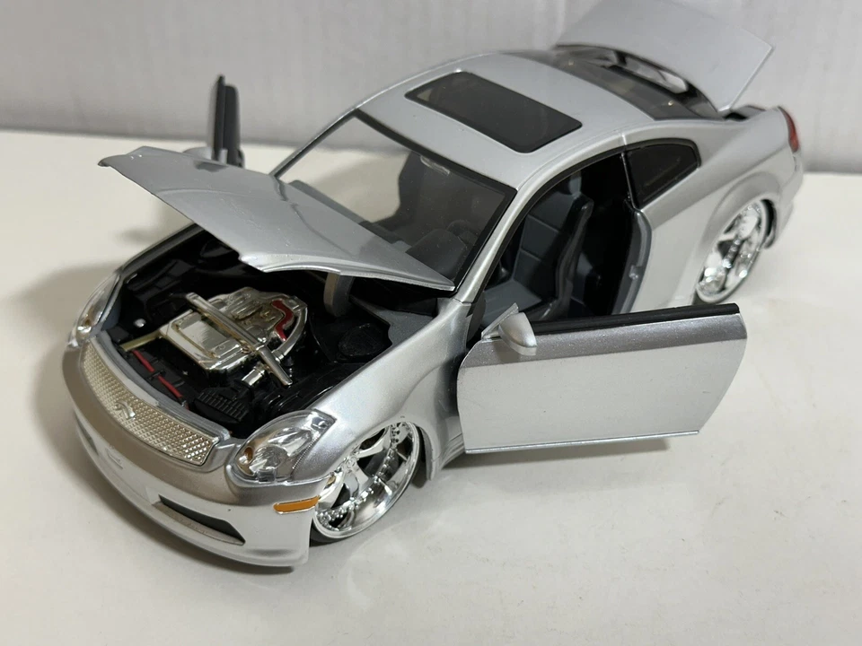 COCHE MODELO DIECAST JADA DUB INFINITI G35 PLATA PERLA 1:24 NUEVO SIN CAJA Foto 3 de 4
