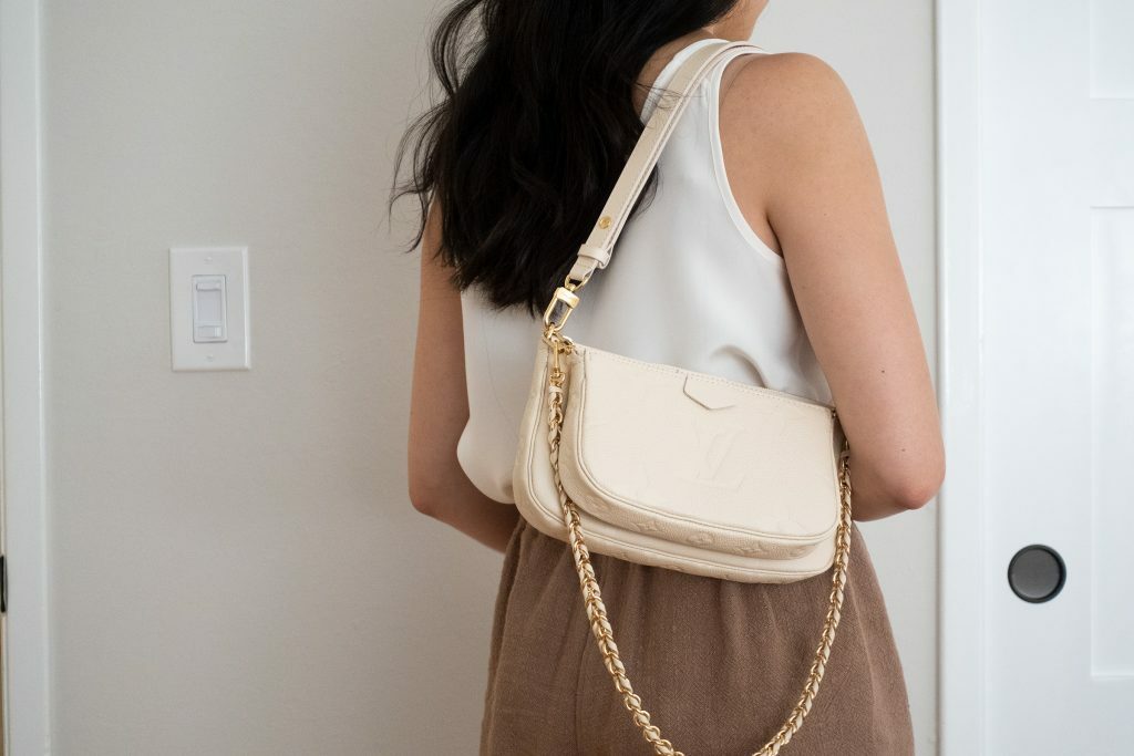 louis vuitton cream pochette