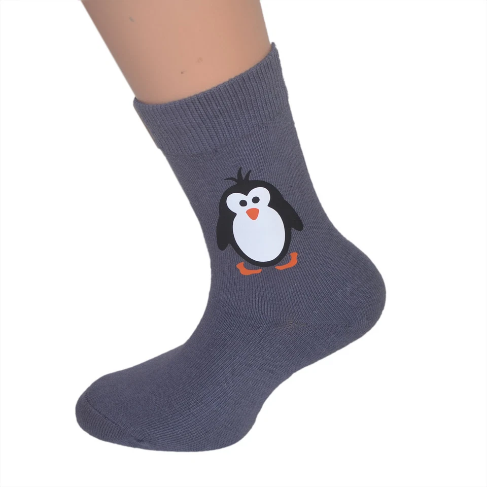 CADOGAN GIFTS Süße Pinguin Design Kindersocken - passend für Jungen oder Mädchen Pinguin Kindersocken