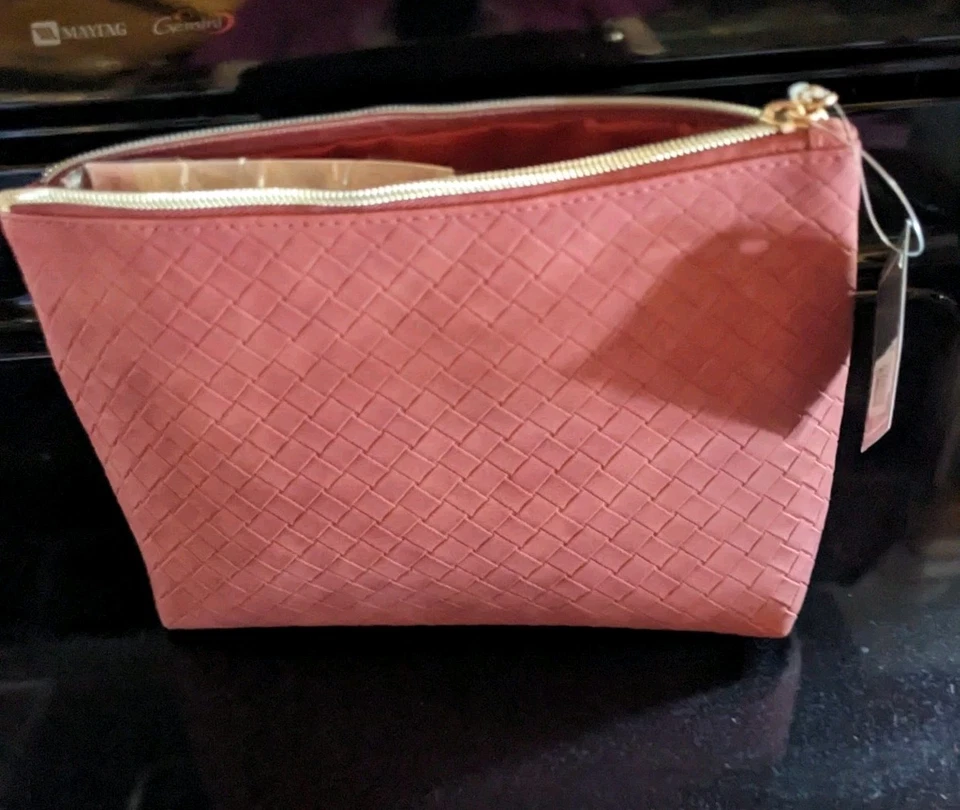 Nueva bolsa de viaje Ulta Beauty GWP y 25 piezas tamaño de viaje surtido fragancia y rostro Foto 2 de 4