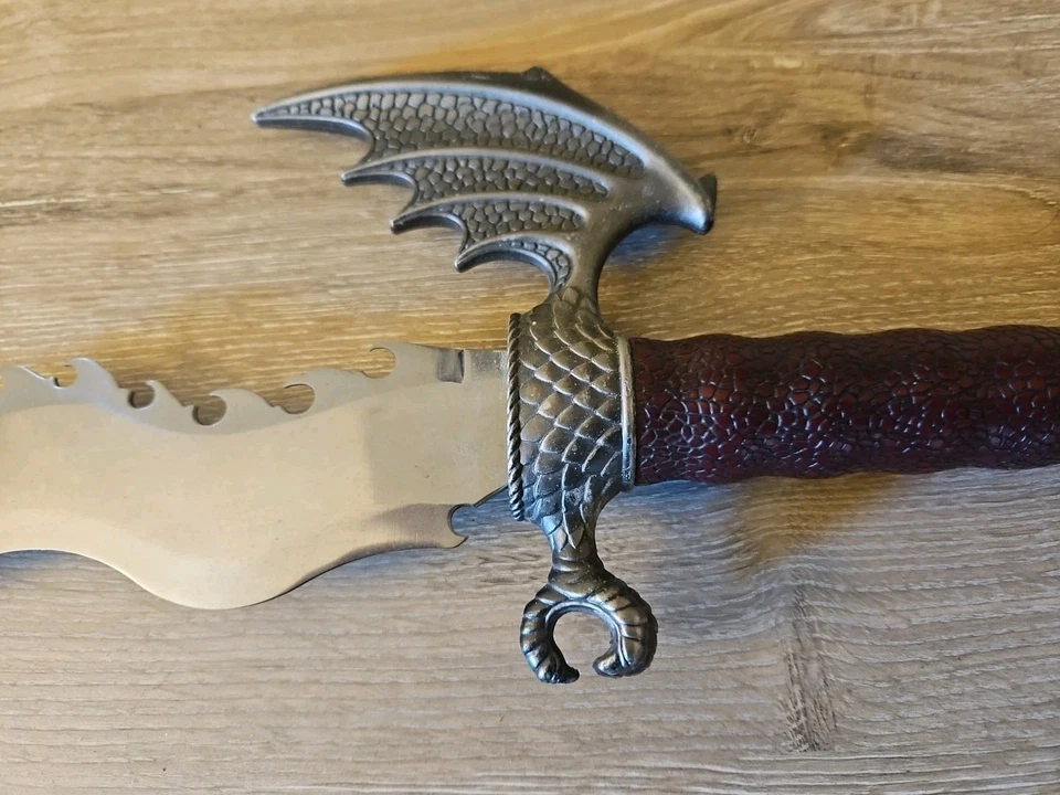Daga de fantasía ondulada dentada dragón volador de 21" Foto 2 de 4