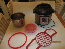 Instant Pot DUO Plus 6 Quart 9-in-1 Electric Pressure Cooker w/Many Extras VGC!!