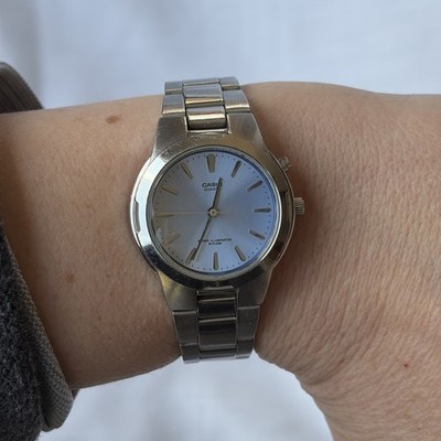 Casio Armbanduhr Super Illuminator LTP-1205 Leuchtet Blau, Neue Batterie Vintage