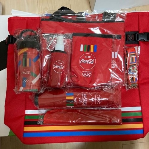 Calendario pubblicitario della coca cola e piatto