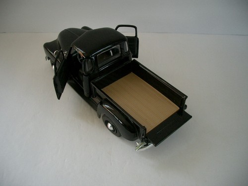 Maisto Black 1950 Chevrolet 3100 1:25 Scale Pickup Truck - Picture 17 of 19