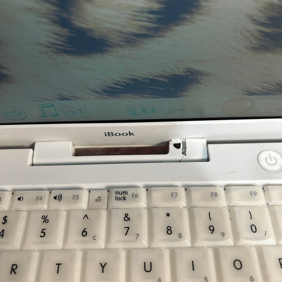 Portátil Apple iBook de colección - se enciende solo cuando está enchufado Foto 3 de 4