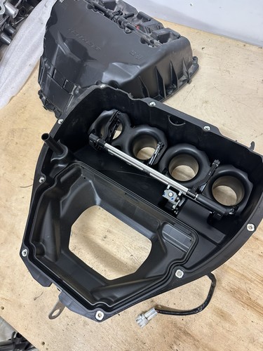 ✅20-25 YAMAHA YZF R1 OEM AIRBOX AIR INTAKE FILTER BOX G8 - Picture 4 of 8