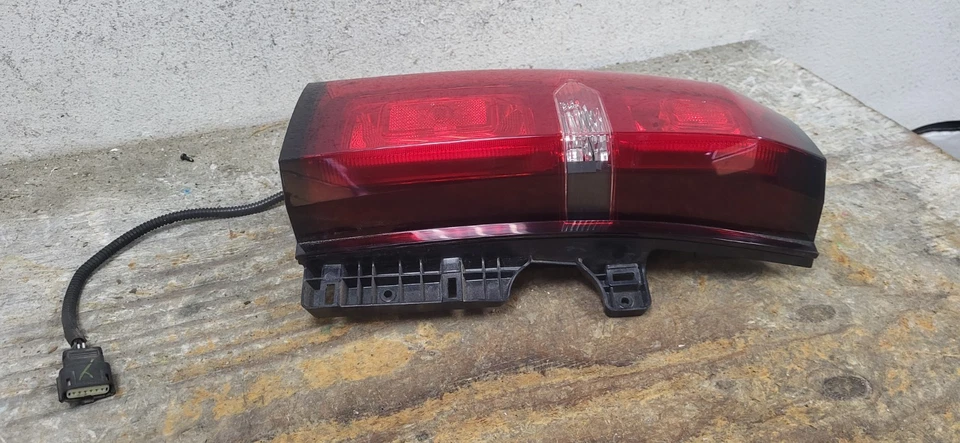 Chevrolet Tahoe 2015-2020 luz trasera lado del conductor usada OEM HALÓGENA *DC8929 Foto 4 de 4