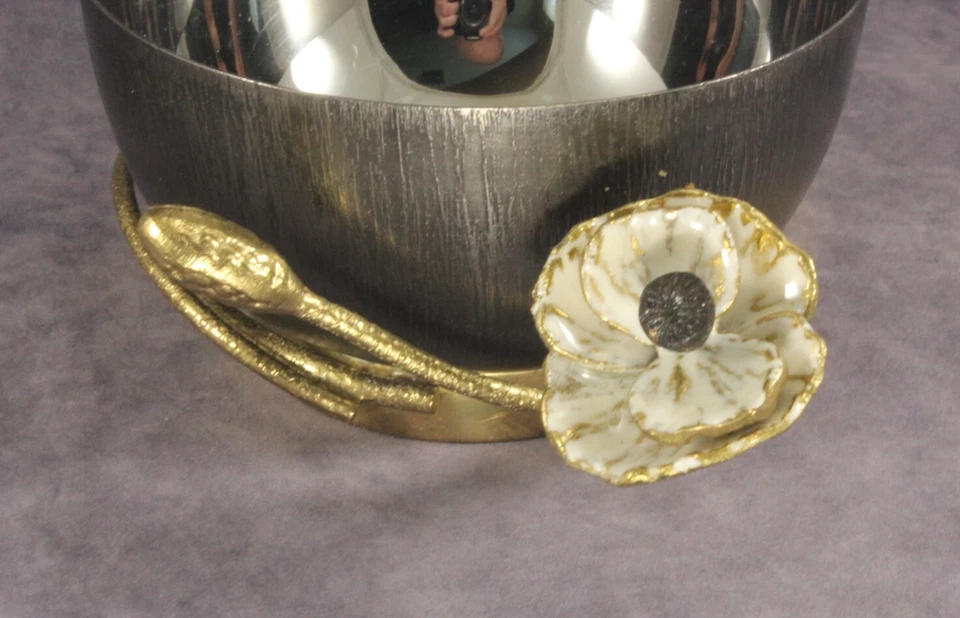 Cuenco de acero inoxidable vintage Michael Aram 43/4" de diámetro con soportes de latón y flor esmaltada Foto 4 de 4