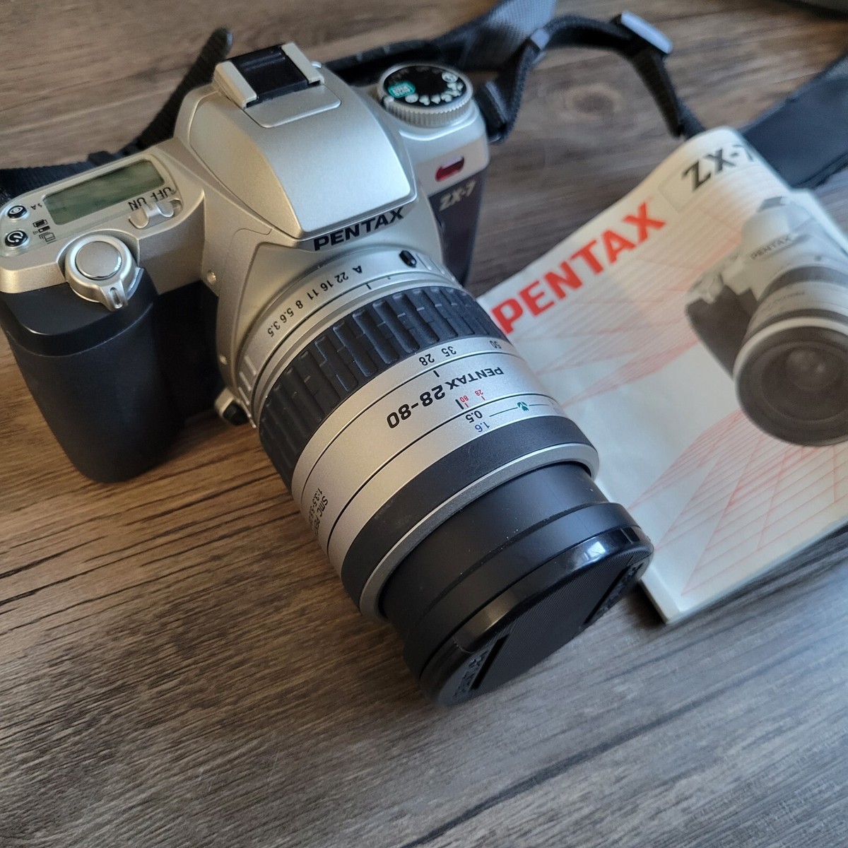 ペンタックスのフィルムカメラ Vintage Pentax ZX-7 35mm Film Camera Promaster 28-80mm f/3.5
