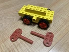 Lego vintage 890 / 895 Wind-Up Motor bb0046c01 yellow with 4 Black Tire bb0047