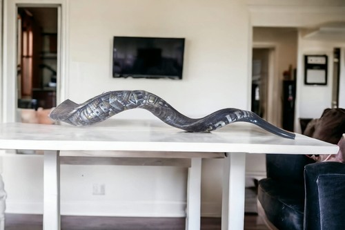Shofar Kudu Incisione Incisione Yemenita Soffiaggio Corno Ebraico Gerusalemme 43" + Supporto - Foto 8 di 20