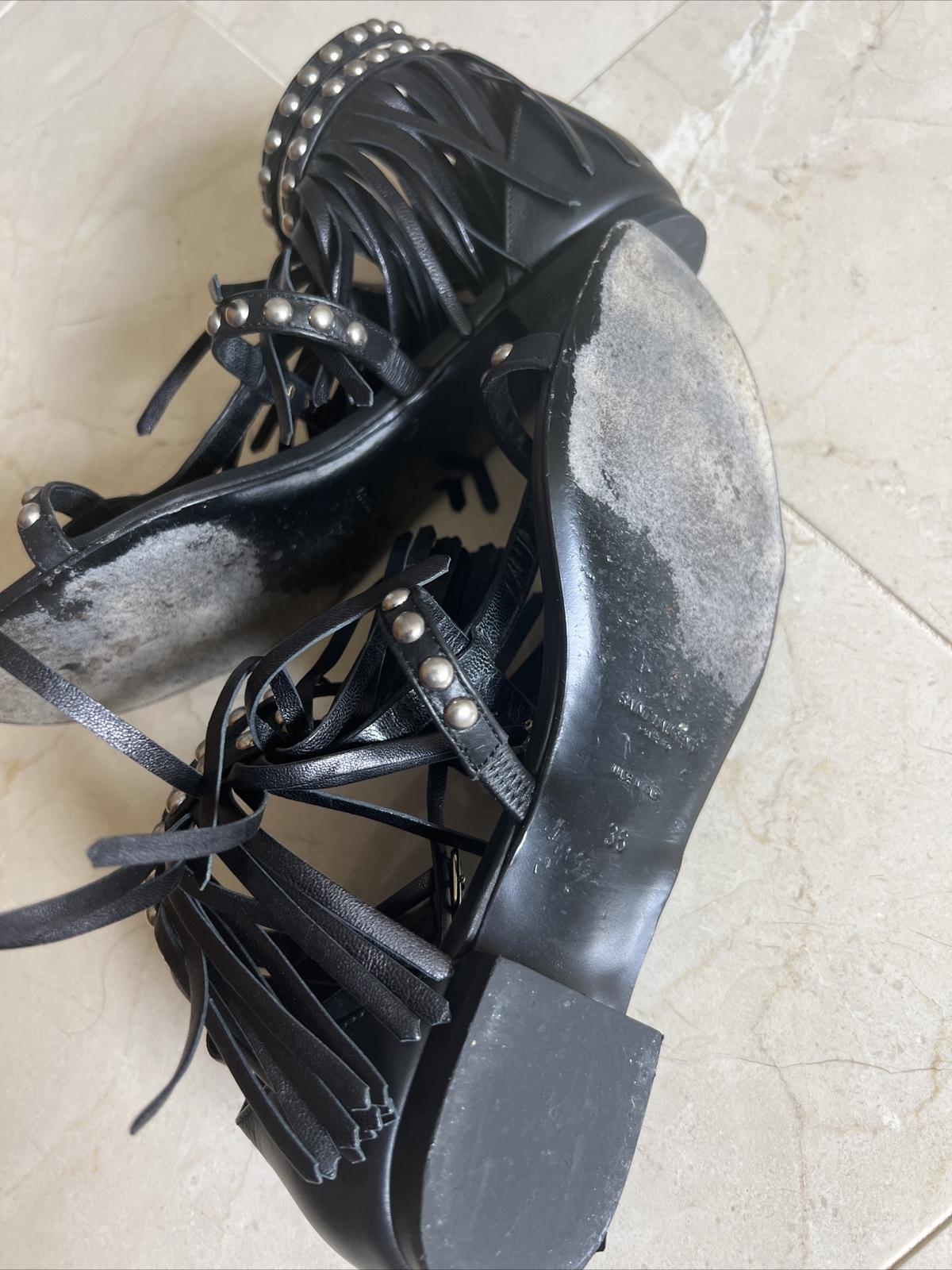 Sandali donna Saint Laurent YSL usati tanga pelle nera con frange e borchie