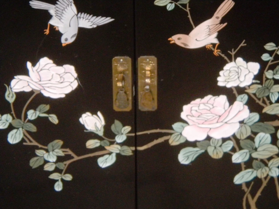 Armário asiático chinoiserie de laca preta com desenhos texturizados pintados à mão - Imagem 2 de 4