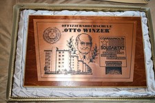 Schild der Offiziershochschule Otto Winzer, Prora, originale Verpackung