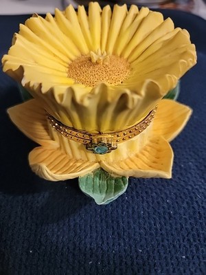 Vintage Avon Musical Flower Box March Jonquil Edition Plays ''My Favorite Things''