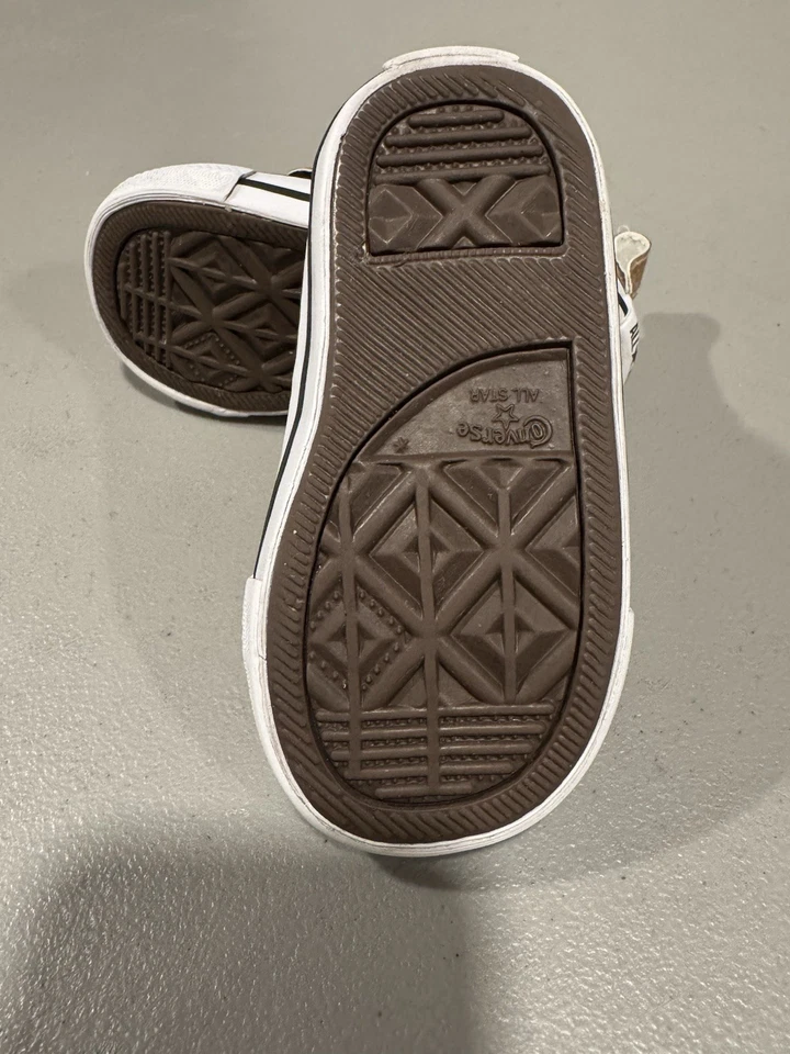 Zapatillas de tenis All Star Converse para niños pequeños (talla 4) doradas con correas Foto 3 de 3