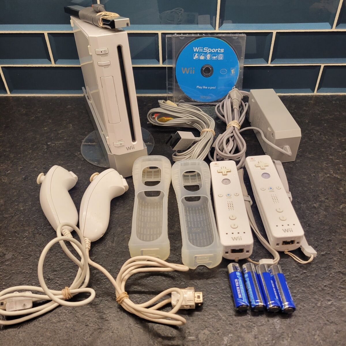 Nintendo Wii Console With Wii Sports Game Bundle Lot System 2 Controllers  CLEAN!