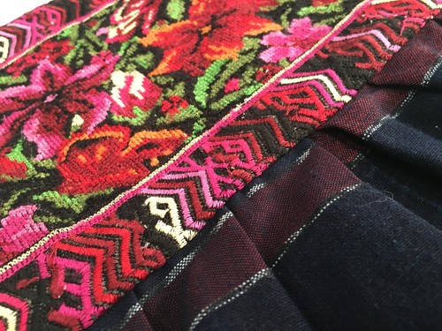 Handgefertigtes mexikanisches Damenkleid mit Blumenstickerei - Größe Small - Bild 3 von 4