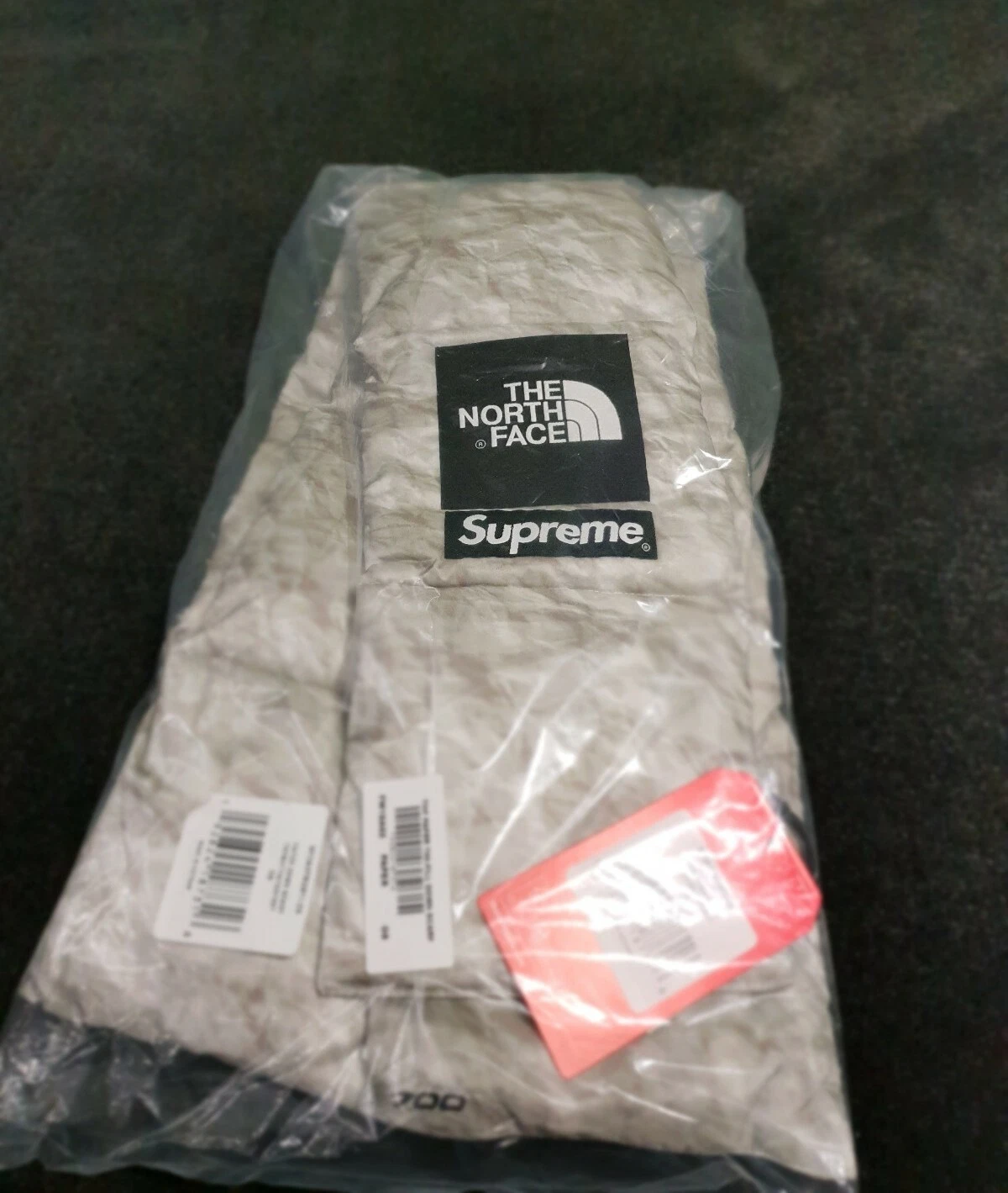 ?*NEUF* Foulard en duvet imprimé papier Supreme/The North Face *STOCK MORT*