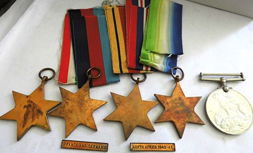 WW2 ROYAL NAVY GROUP 5 MEDALS & 2 CLASPS BOXED PAGE FROM CRAFTHOLE CORNWALL - Picture 2 of 7