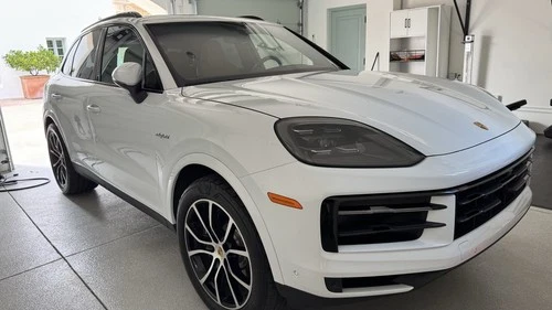 2024 Porsche Cayenne E-HYBRID Image 1 of 2