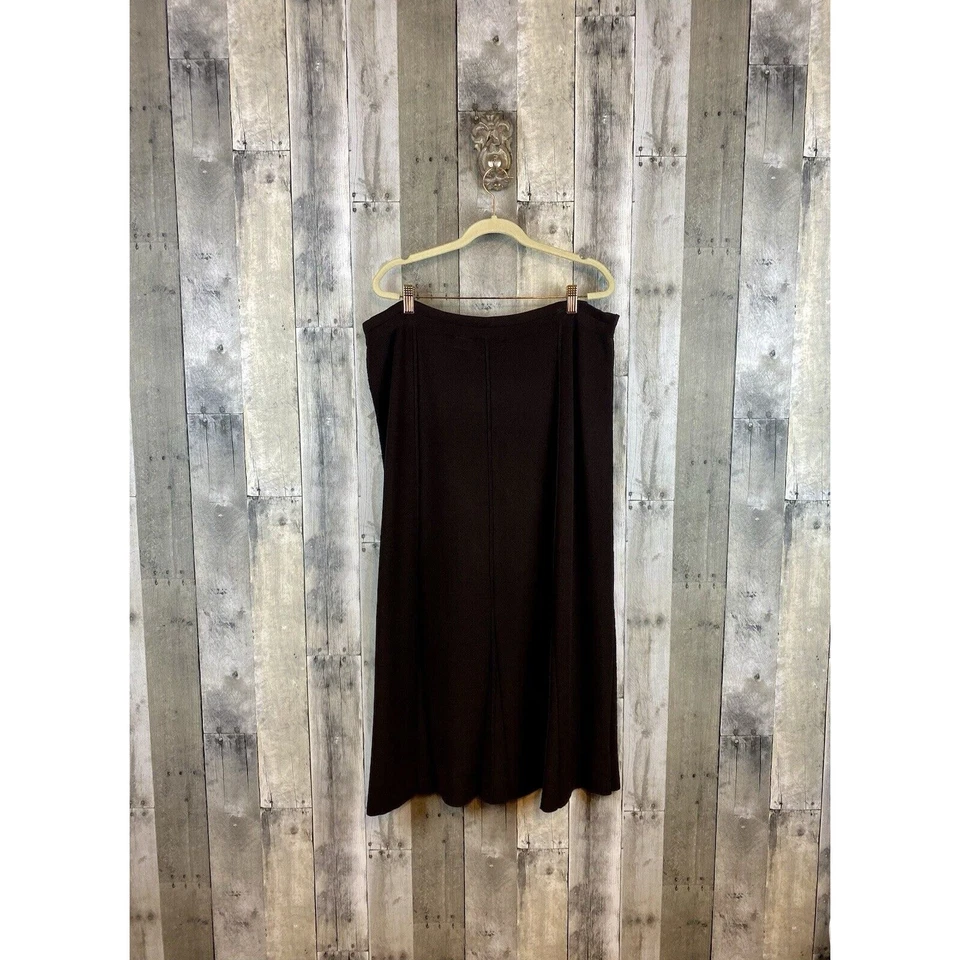 Maxi falda acanalada tejida con hilo italiano Eileen Fisher en marrón talla grande. Foto 2 de 4