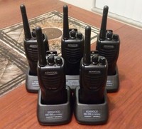 Kenwood Tk-3300 Portable Uhf 2 Watt 4 Channel Radio Lot Of 2 With Charging Docks Kenwood Tk-3300 Portable Uhf 2 Watt 4 Channel Radio Lot Of 2 With Charging Docks