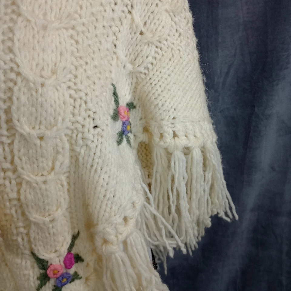 Винтажная ручная вязаная шаль/пончо с цветами, кисточками, бахромой с капюшоном шикарная - Изображение 4 из 4