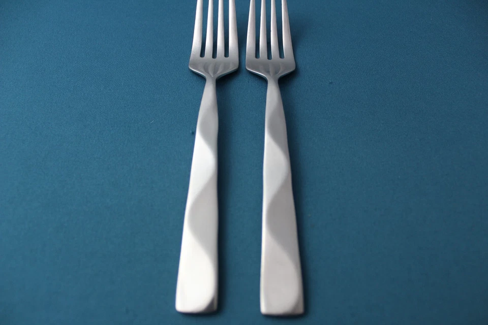 2 tenedores de ensalada Dansk ORIGAMI FROST acero inoxidable Corea 7" Foto 2 de 4