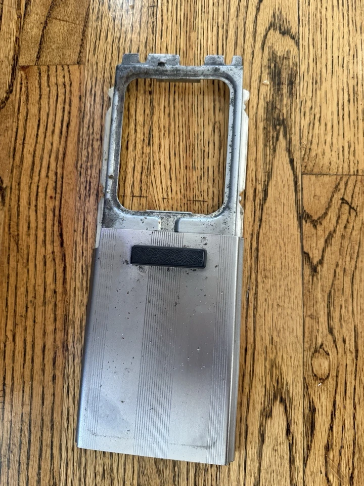 Cubierta de cenicero Datsun 240z (puerta corredera) Foto 2 de 2