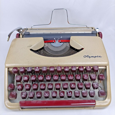 Olympia SF Ultra Portable Typewriter German Keys EUC w Brushes Clean