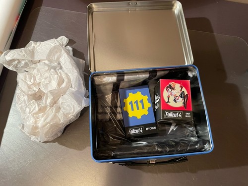 Fallout Brotdose 4 blau Metall mit Sammlerstücken - Bild 3 von 3