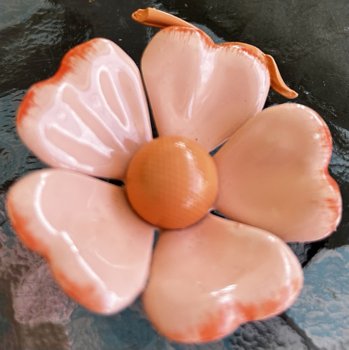 pink＆blackෆ‪チャームෆ‪ Vintage 1960's Peach Colored Enamel on Metal Flower Pin / Broach