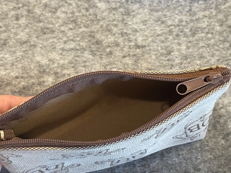 Dooney and Bourke 6” Monedero Dinero en Dinero Tela DB Marrón y Crema Logo Cremallera Foto 4 de 4