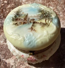 Beautiful Handpainted Wavecrest CF Monroe Box 4.00" D, 3.50" H