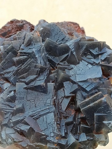 Rara muestra de fluorita de piedras preciosas naturales 715 g en matriz con inclusiones azul oscuro - Imagen 4 de 9