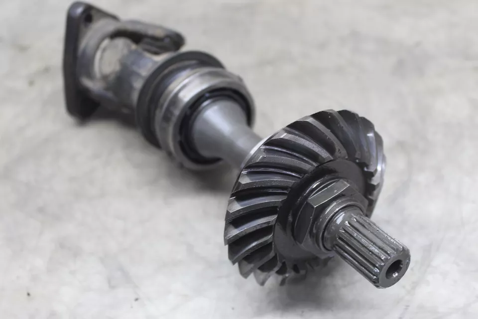 Suzuki Eiger 400 2002-2007 automático OEM motor trasero eje de salida engranaje necesita unión Foto 4 de 4