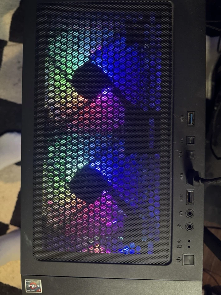 Torre de computadora para juegos hardware de alto rendimiento Foto 3 de 4