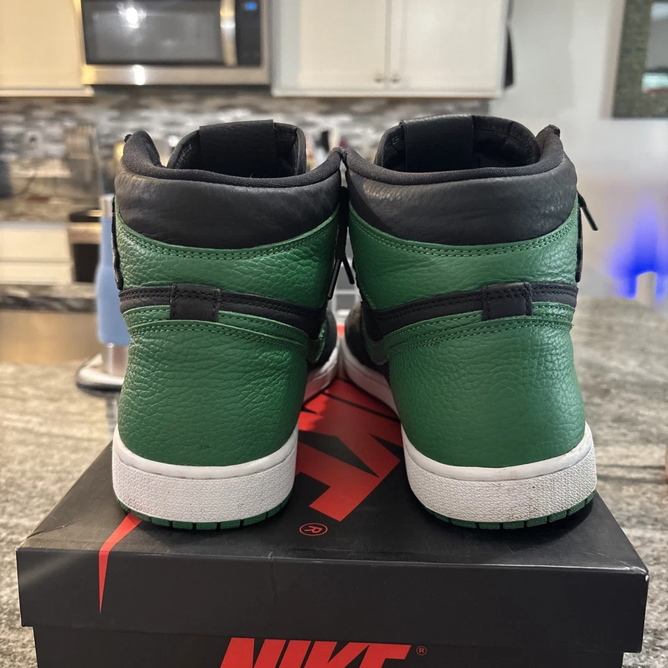 Talla 11 - Jordan 1 Retro OG Alto Verde Pino 2.0 Foto 4 de 4