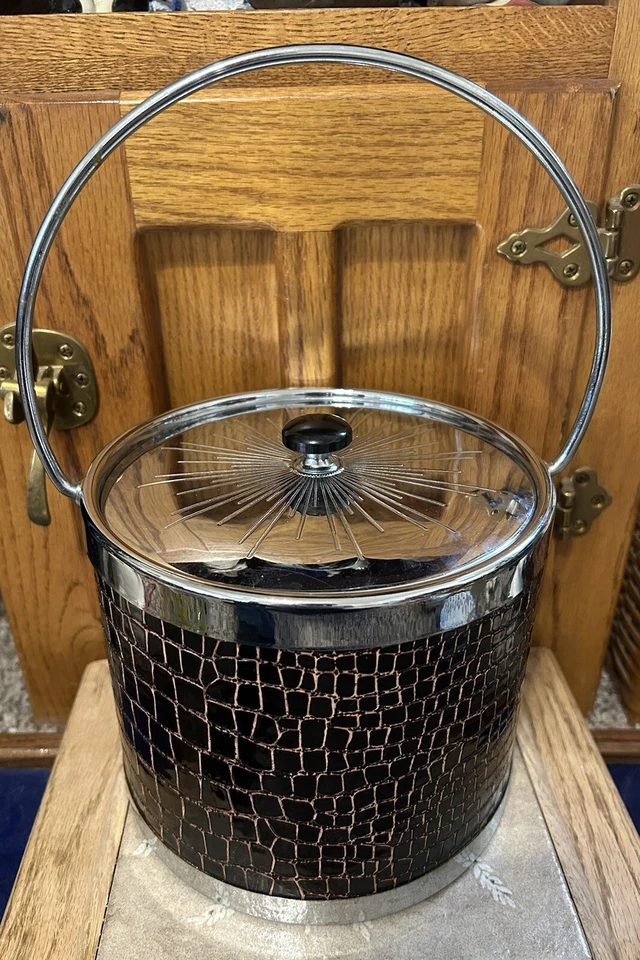 Cubo de hielo vintage imitación cocodrilo marrón y cromo aislado carro de bar decoración Foto 2 de 4