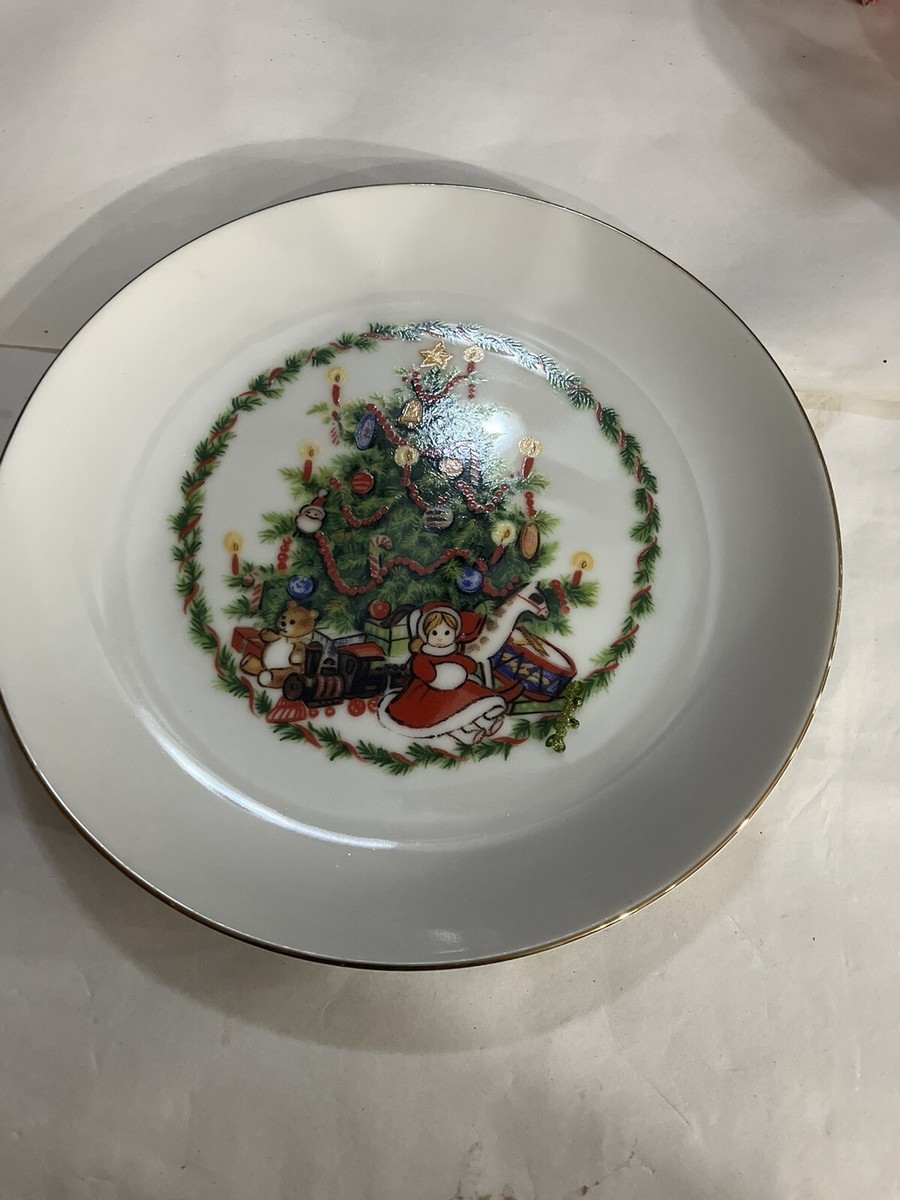 Fine Porcelain Christmas Plate 22k Gold Edged Made In Japan