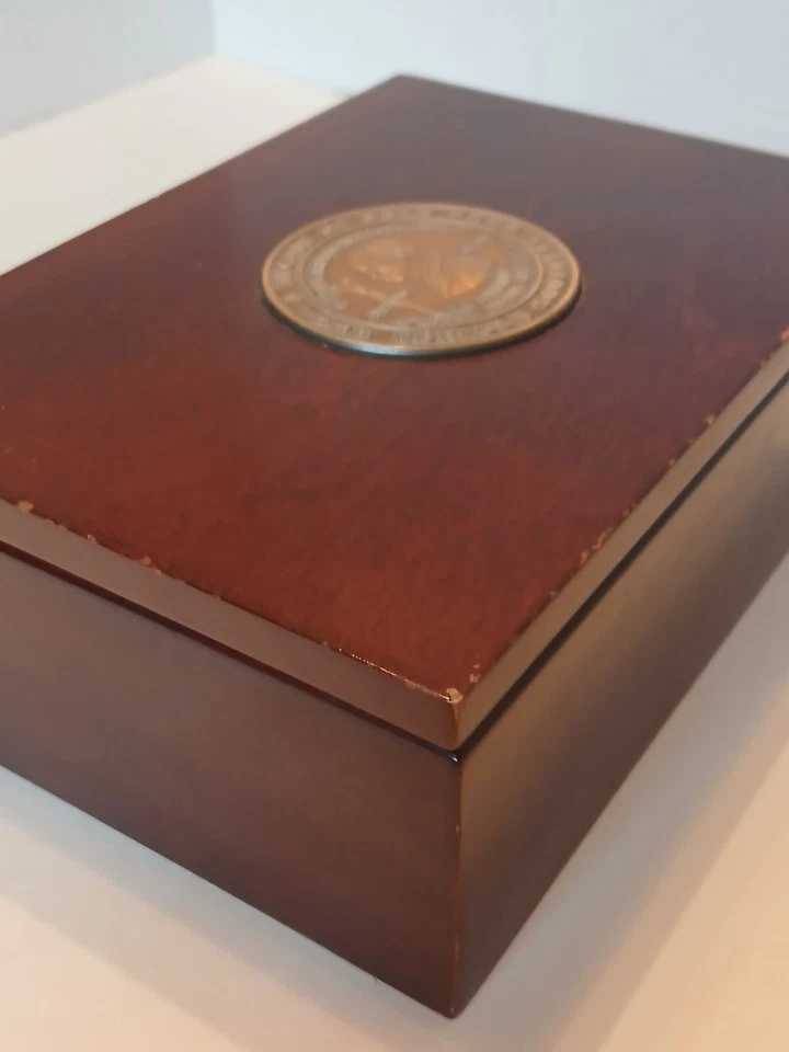 Norfolk & Southern 1998 A Decade of Gold 1989-1998 caja de madera de cerezo forrada Foto 4 de 4