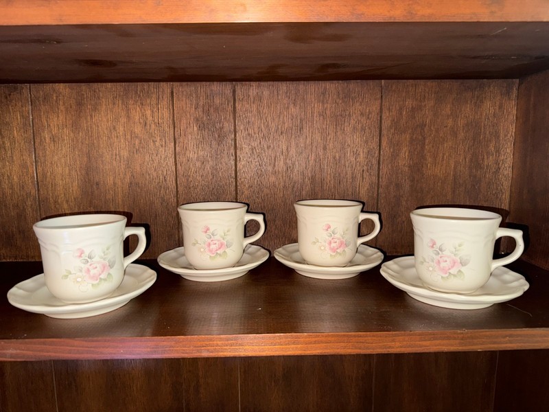 Pfaltzgraff Cup and Saucer set Tea Rose design 16 pieces