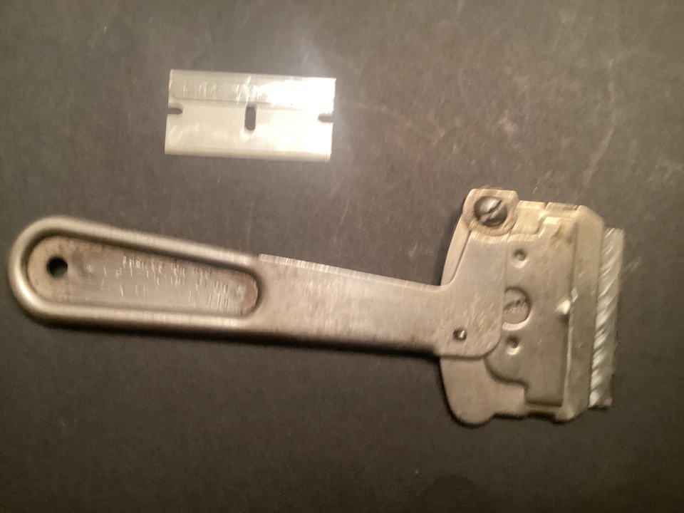 VINTAGE RED DEVIL JAK-NIF RAZOR FOLDING SCRAPER, No. 3213 w/ EXTRA BLADE § - Image 4 of 4