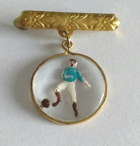 VINTAGE PIN 40's ACRYLIC RESIN soccer RÉSINE ACRYLIQUE Football SPILLA DI CALCIO - Picture 1 of 4