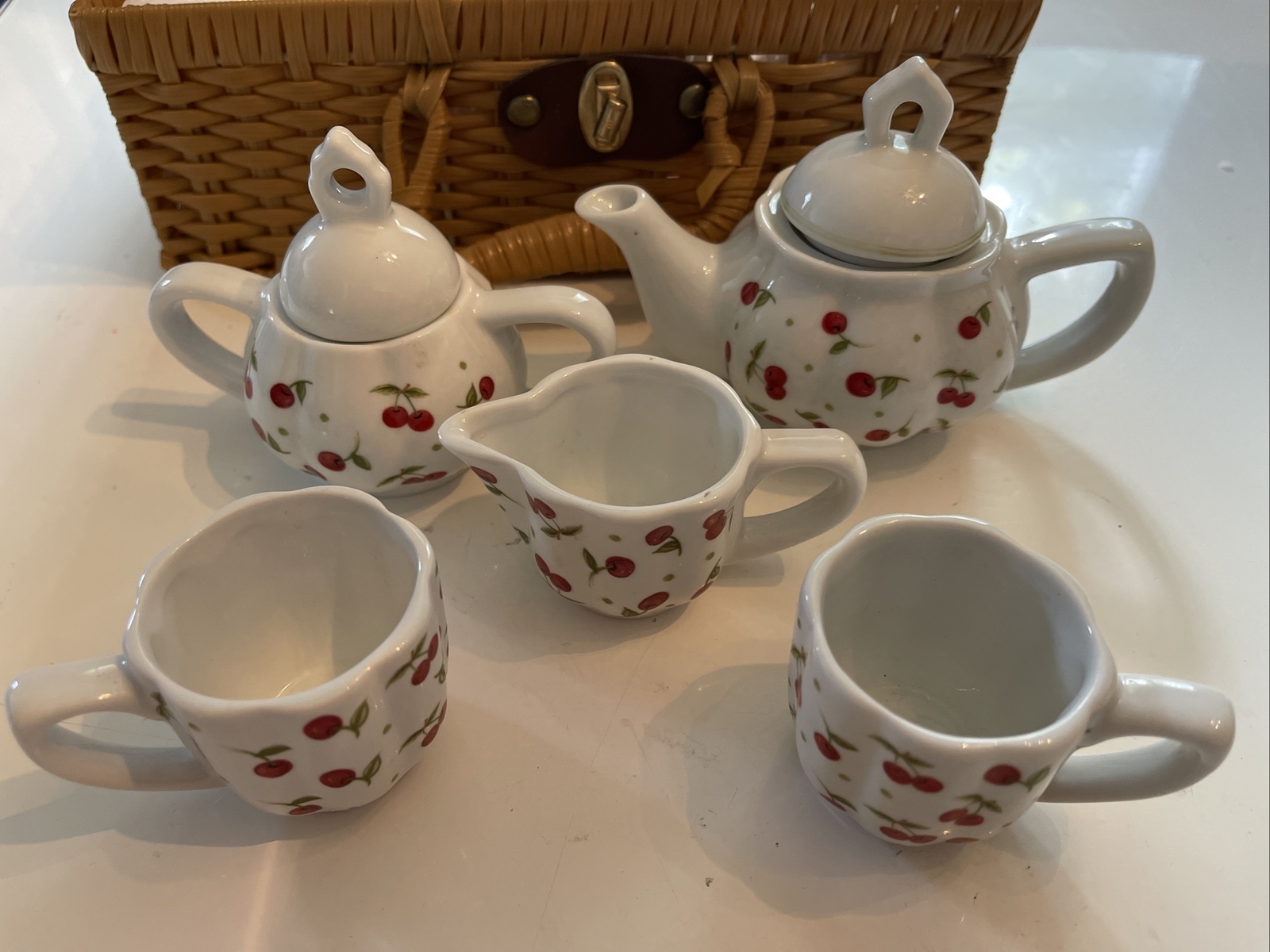 VTG DELTON PORCELAIN CHILDRENS WICKER PICNIC BASKET TEA PARTY SET FOR 2